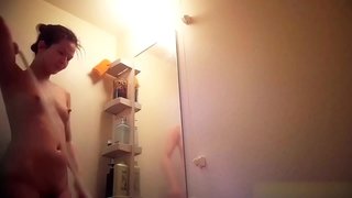 若妻の悲劇:シャワーを盗撮されて顔出しでネットに晒される 若妻の悲劇:シャワーを盗撮されて顔出しでネットに晒される