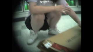 美人コンビニ店員しゃがんだので前にまわって 美人コンビニ店員しゃがんだので前にまわって