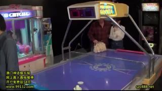 エアホッケーを楽しむおさげ髪のロリ娘にバックで挿入して公開ファックｗ