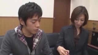 スーツ姿の痴女お姉さんが面接中に若いチンポに発情パコ! スーツ姿の痴女お姉さんが面接中に若いチンポに発情パコ!