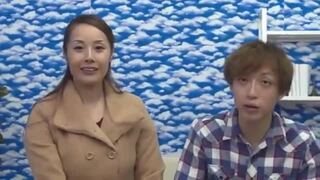 真面目に見えて淫乱な熟女妻が年下男子の勃起チンポをフェラチオ抜き 真面目に見えて淫乱な熟女妻が年下男子の勃起チンポをフェラチオ抜き