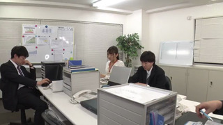 突然のゲリラ豪雨でブラウスがビショビショでスケスケになった美人女子社員と社内でふたりきりで変な空気に…しかもボクは勃起している。それに気づいた女子社員は頬を赤らめボクに急接近！？ 木下ひまり 木下ひまり（花沢ひまり）