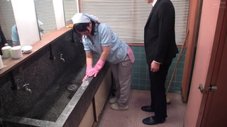 「ヤリたくなっちゃうから、いじらないで〜」掃除のおばさんのムチ尻をねちっこく触ってみたら… 180分