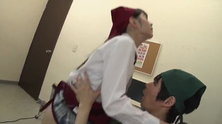 スーパーで制服のままバイトする女子○生の無防備パンチラはボクを誘っているとしか思えない！