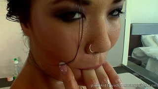 London Keys Gives Herself An Oily Bath London Keys Gives Herself An Oily Bath